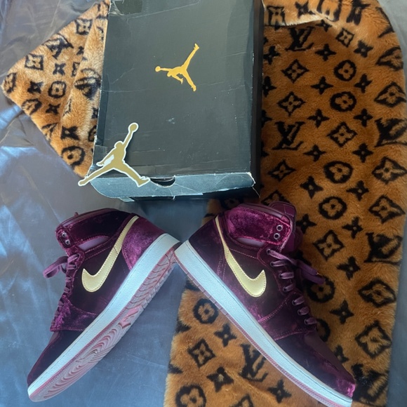 Limited Edition Velvet Princess Jordan sneakers - Picture 3 of 6